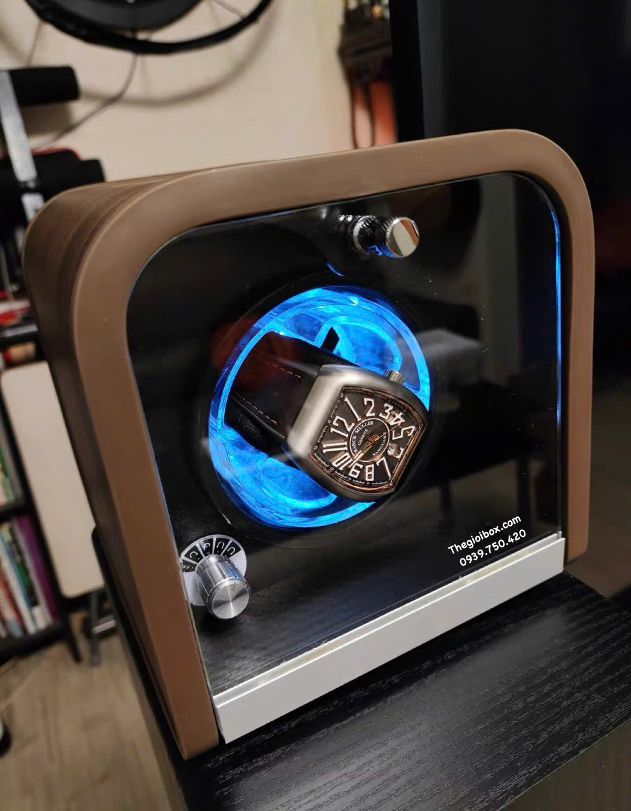 Hộp xoay đựng đồng hồ cơ 1 ngăn có đèn led và nắp kính acrylic trong suốt cao cấp