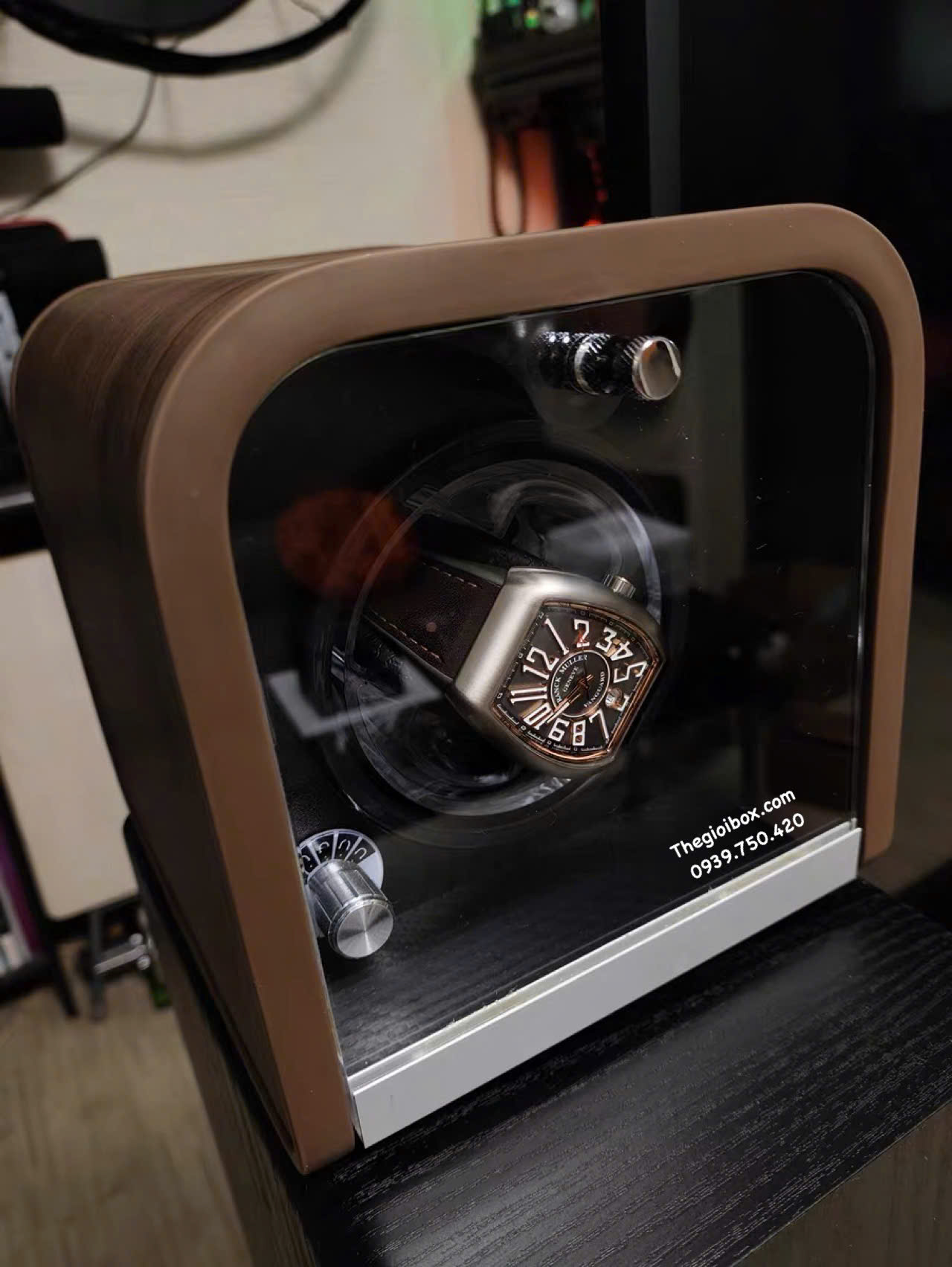 Hộp xoay đựng đồng hồ cơ 1 ngăn có đèn led và nắp kính acrylic trong suốt cao cấp