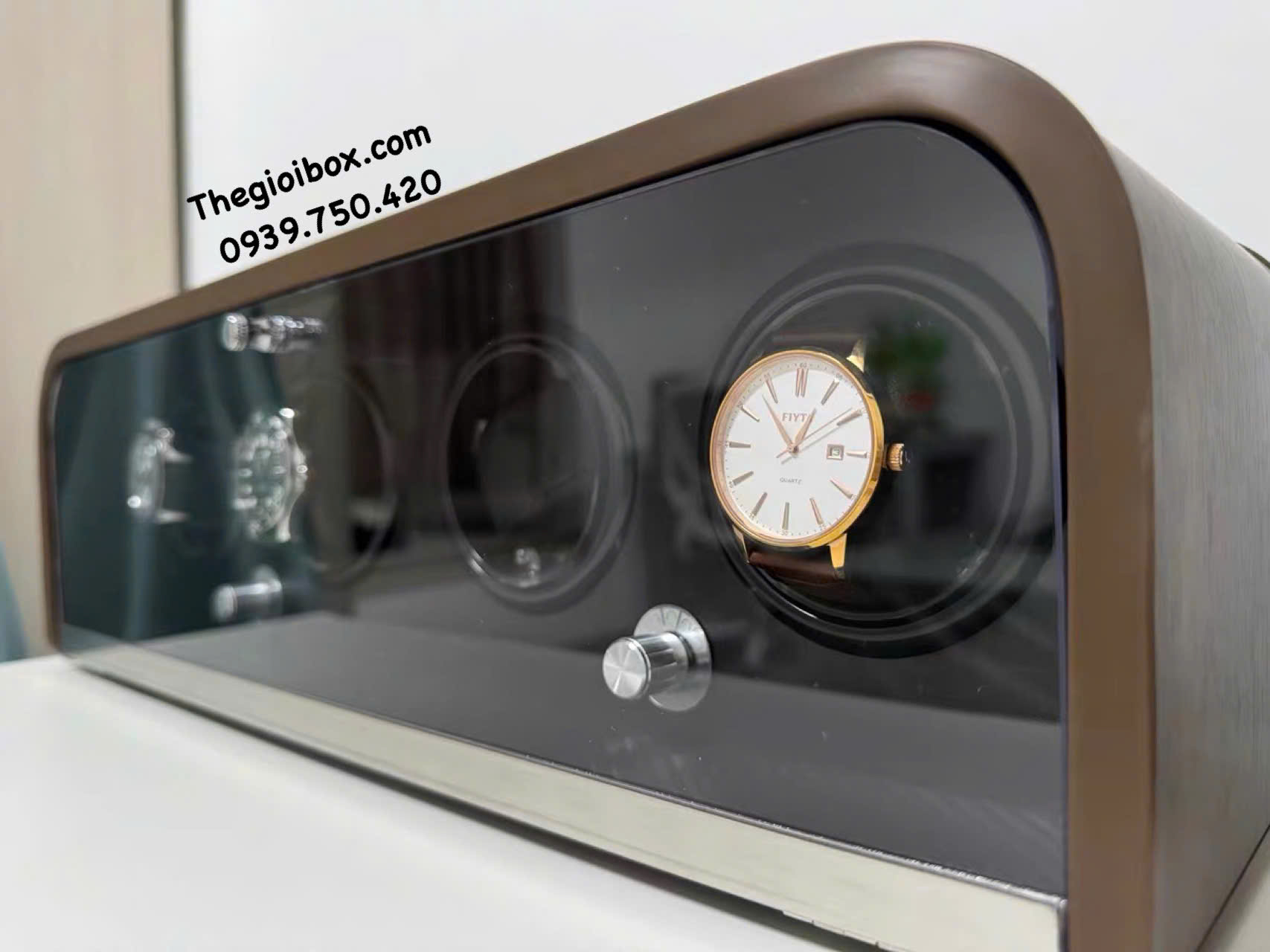 hộp xoay đựng đồng hồ có 4 ngăn nắp kính có đèn led kiểu dáng mái vòm bo cong