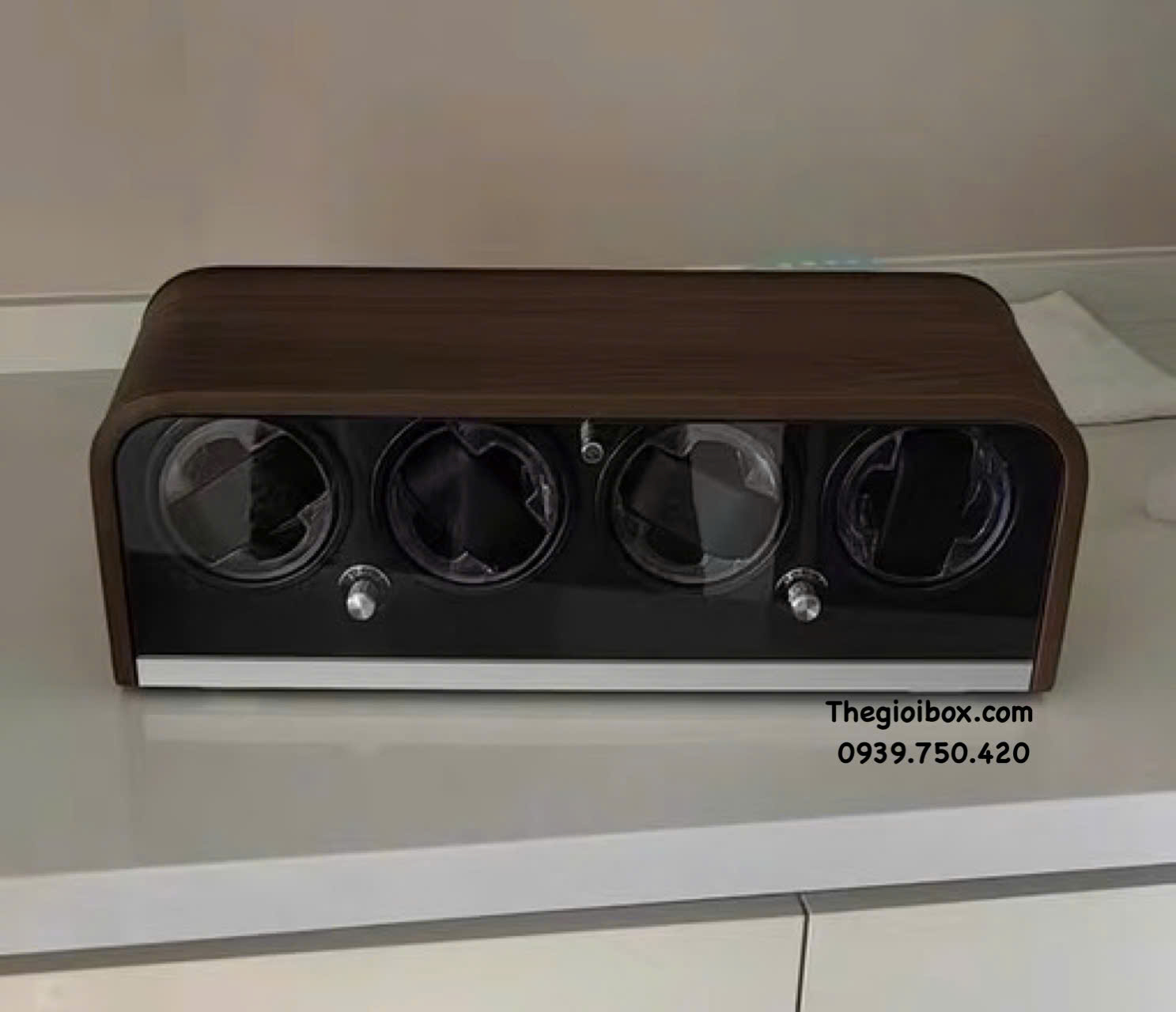hộp xoay đựng đồng hồ có 4 ngăn nắp kính có đèn led kiểu dáng mái vòm bo cong
