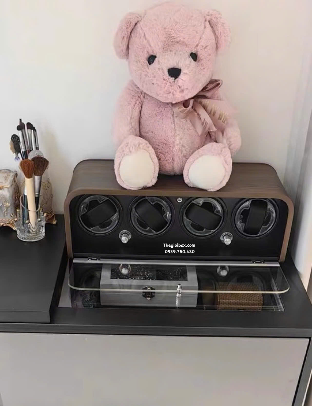 hộp xoay đựng đồng hồ có 4 ngăn nắp kính có đèn led kiểu dáng mái vòm bo cong