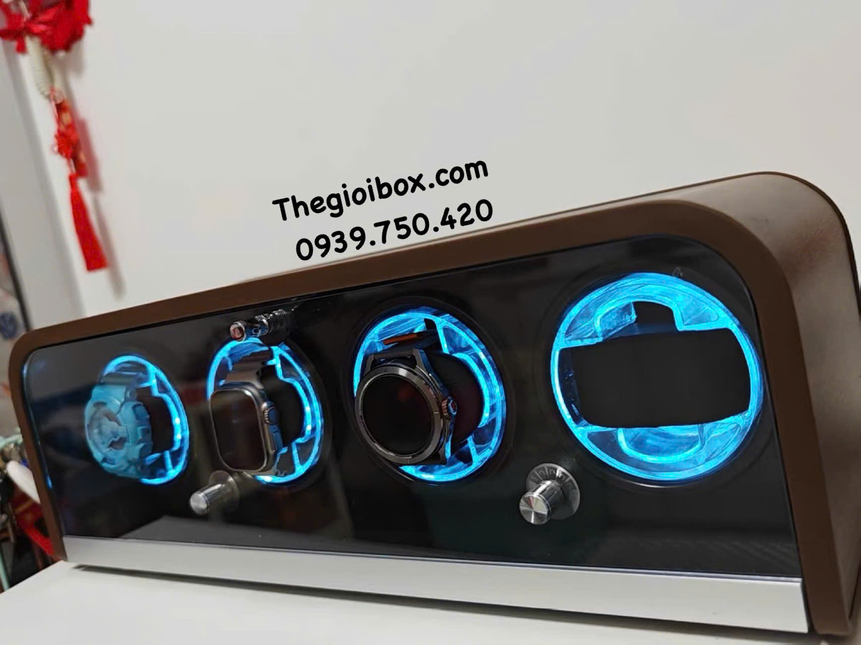 hộp xoay đựng đồng hồ có 4 ngăn nắp kính có đèn led kiểu dáng mái vòm bo cong