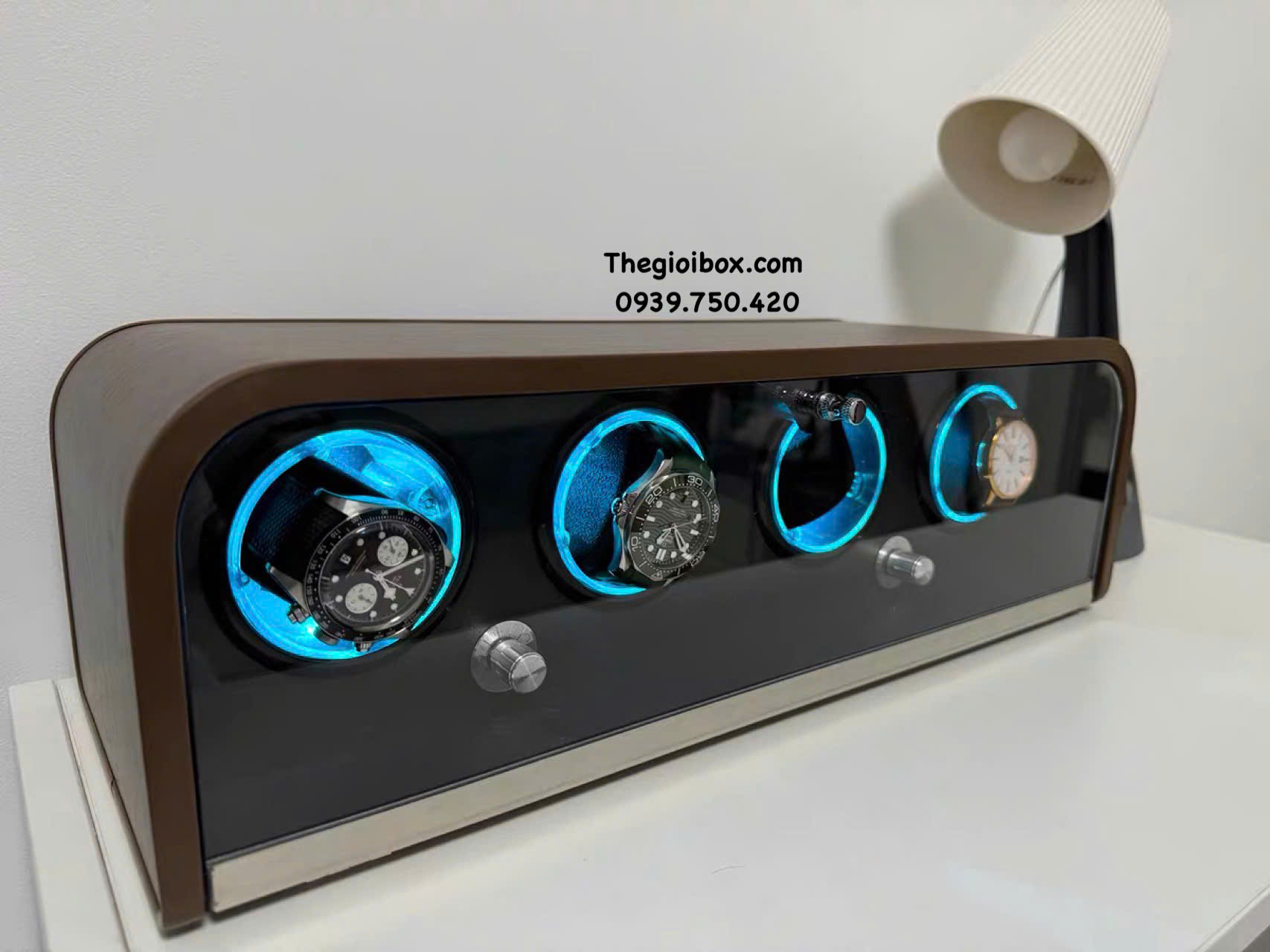 hộp xoay đựng đồng hồ có 4 ngăn nắp kính có đèn led kiểu dáng mái vòm bo cong