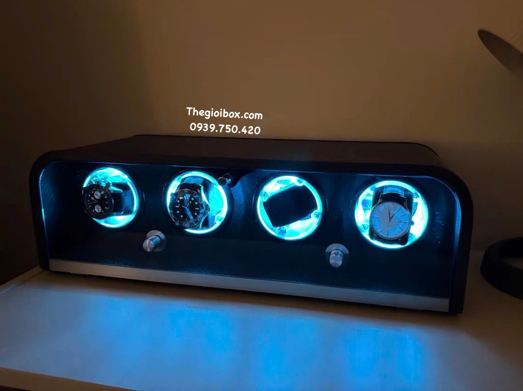 hộp xoay đựng đồng hồ có 4 ngăn nắp kính có đèn led kiểu dáng mái vòm bo cong
