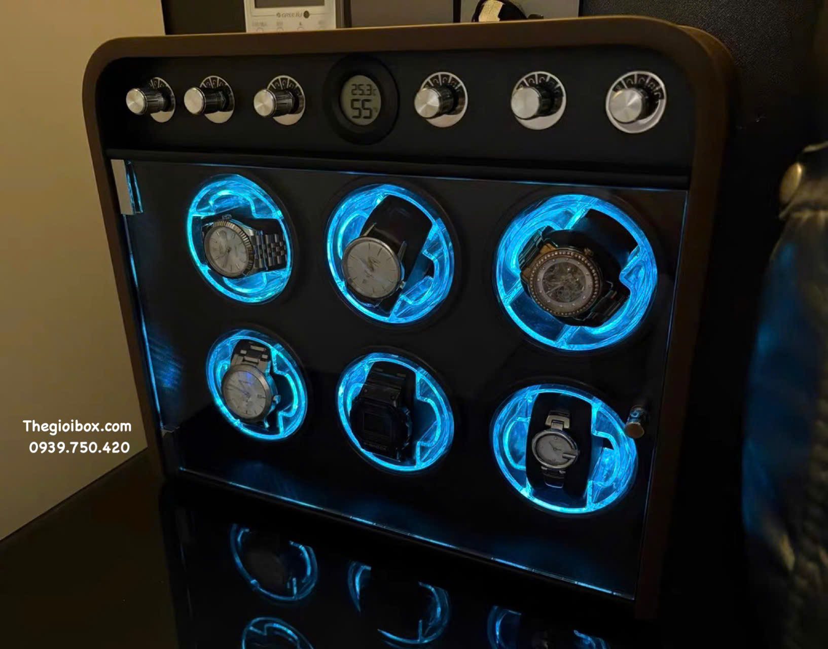 tủ hộp xoay đồng hồ cơ 6 ngăn vỏ màu vân gỗ có đèn led cao cấp