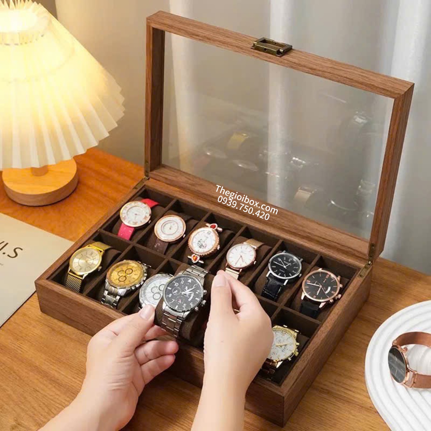 Hộp đựng đồng hồ nhiều ngăn vỏ gỗ nâu lót nhung nâu nắp kính trong suốt