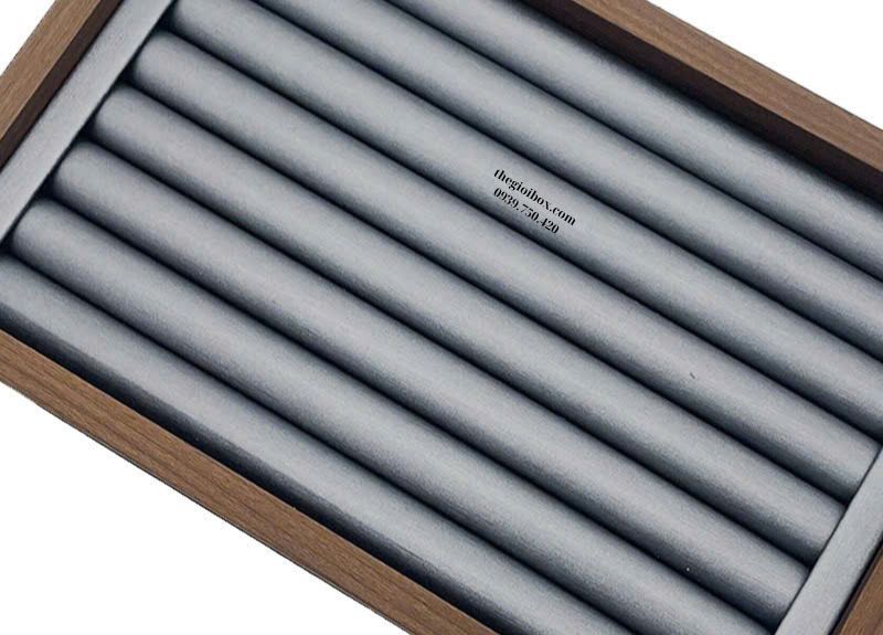 khay cấm nhẫn vỏ gỗ lót da xám bóng cao cấp